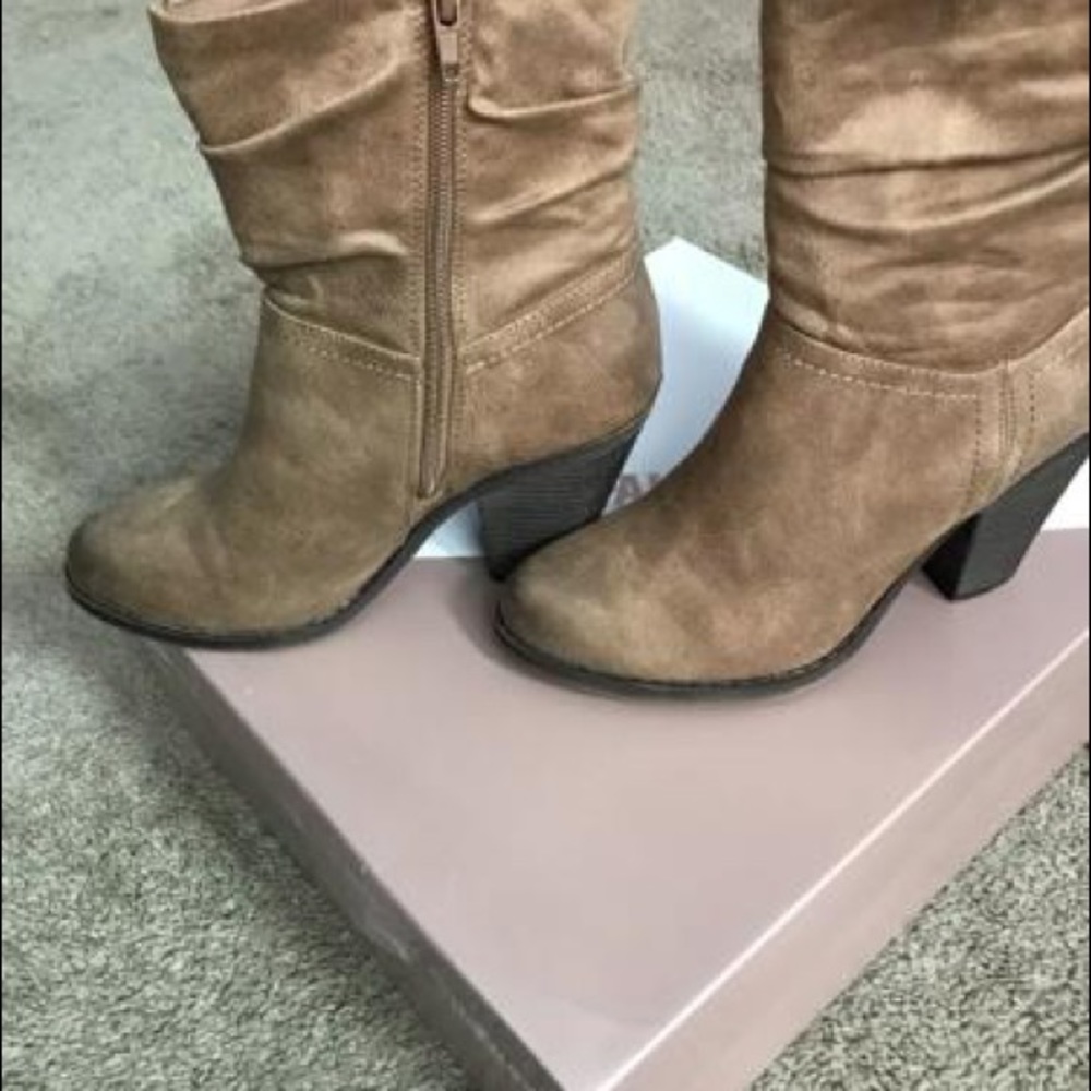 Boots - Picture 3 of 4